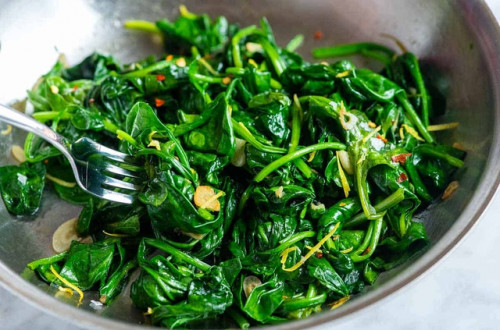 Rau chân vịt chứa nhiều sắt hơn thịt bò.