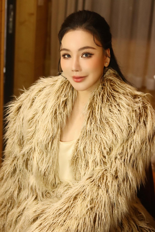 "Cô dâu mới" Hồ Quỳnh Hương