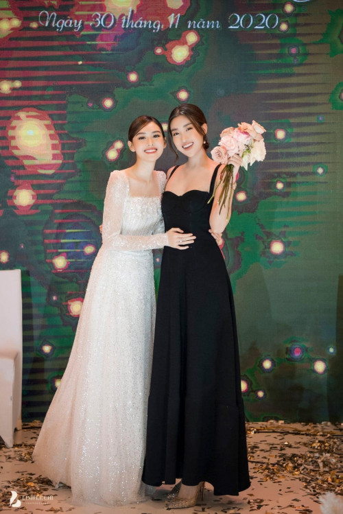 Đỗ Mỹ Linh nhận hoa cưới