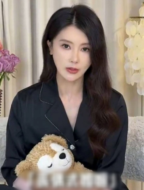 Cam Vy tuyên bố ly hôn