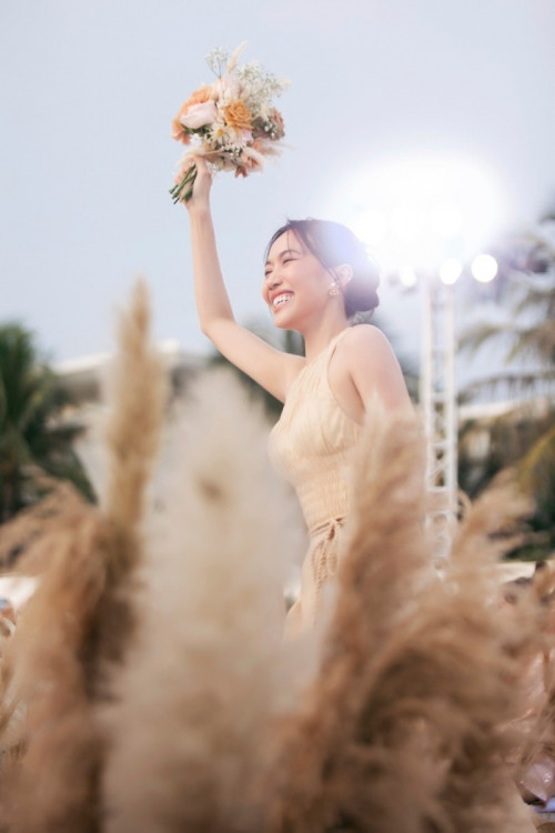 Diệu Nhi nhận hoa cưới