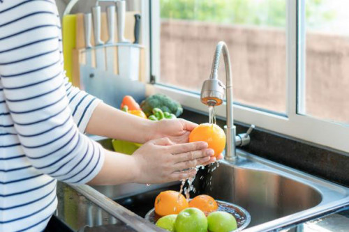 Cách rửa trái cây sạch và an toàn.