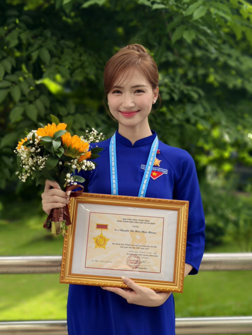 Hoà Minzy - Thanh Thủy cùng tạo dáng