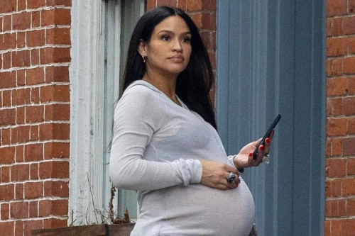 Cassie Ventura đang mang thai 8 tháng, làm nhân chứng trong vụ án của Diddy