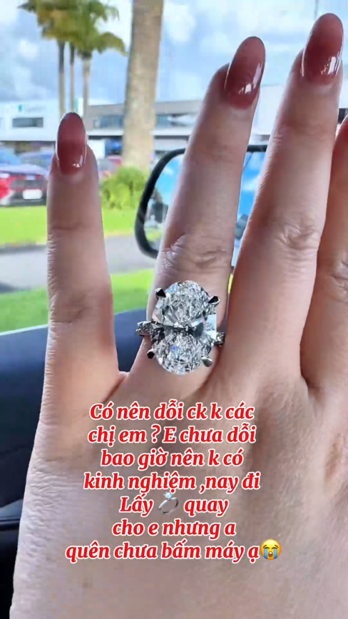 Trương Phương khoe nhẫn kim cương