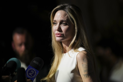 Angelina Jolie tại Cannes - Ảnh 1.