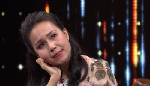Cảm Ly bật khóc khi nhìn ảnh một ca sĩ qua đời năm 41 tuổi
