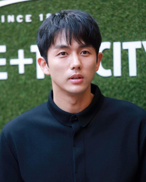 Seulong (2AM) và một cô gái lạ mặt