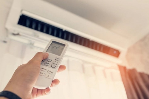 Ngủ phòng kín, bật điều hòa có khiến cơ thể mệt mỏi, rụng tóc?