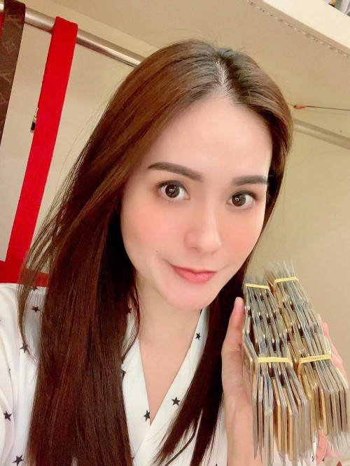 Đoàn Di Băng chia sẻ hình ảnh những món quà đắt giá.