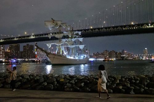 Tàu của Hải quân Mexico đâm vào cầu Brooklyn