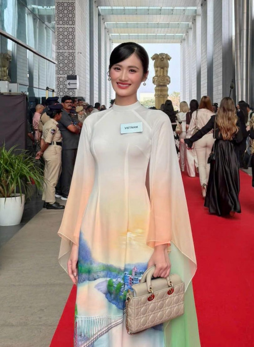 Bắt thình lình lĩnh hội đặt câu hỏi, Hoa hậu Ý Nhi lộ trình tiếng Anh thất tại Miss World- ảnh 1.