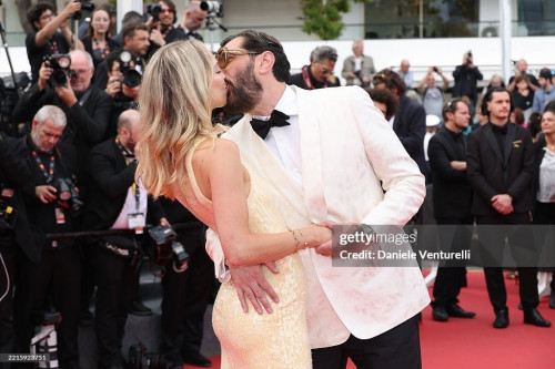 Nữ diễn viên '50 sắc thái' gây trảo xưỡng, mỹ nhân Pháp diện váy phản cảm tại Cannes- Ảnh 25.