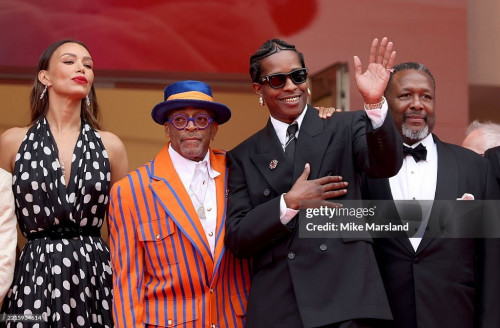 Nữ diễn viên '50 sắc thái' gây trảo xưỡng, mỹ nhân Pháp diện váy phản cảm tại Cannes- Ảnh 1.