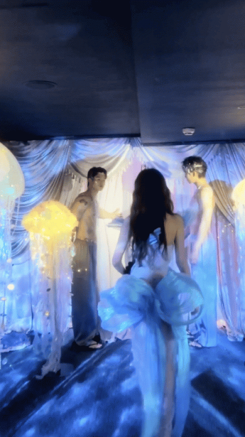 Mỹ nhân showbiz tổ chức buổi tiệc “cháy” nhất từ trước tới nay, mời dàn mỹ nam khoe body bỏng mắt- Ảnh 1.