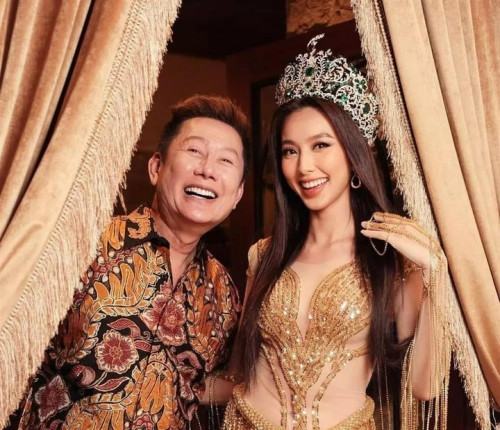 Ông Nawat - Chủ tịch tổ chức Miss Grand International theo dõi Hoa hậu Thùy Tiên