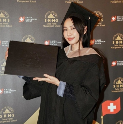 Thủy Tiên khoe ảnh nhận bằng thạc sĩ