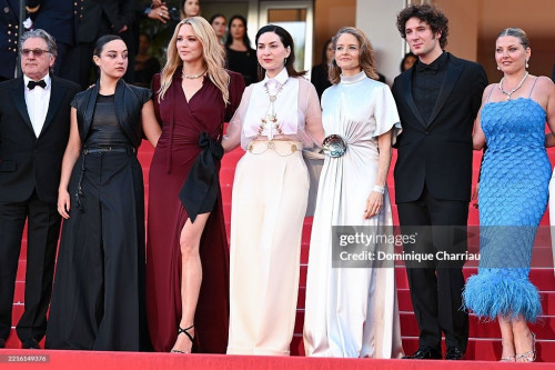 Scarlett Johansson hôn chồng ở Cannes - Ảnh 1.