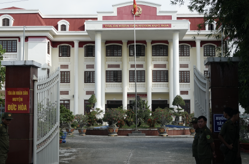 An ninh trước cổng TAND huyện Đức Hòa