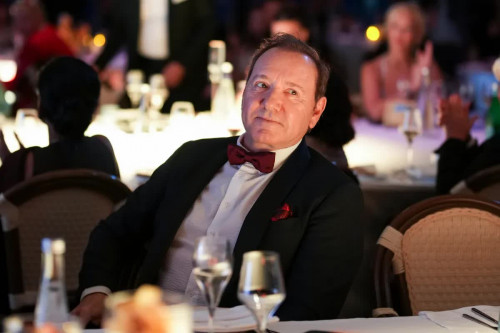 Kevin Spacey trở lại Cannes, các nhiếp ảnh gia xô đổ hàng rào - Ảnh 2.