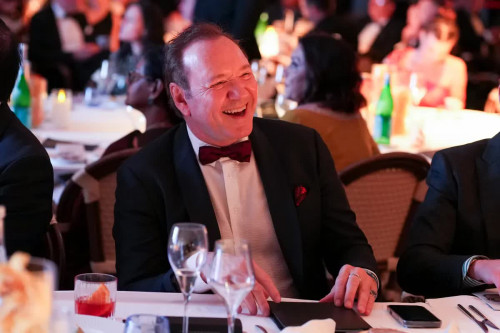 Kevin Spacey trở lại Cannes, các nhiếp ảnh gia xô đổ hàng rào - Ảnh 1.