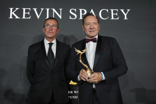 Kevin Spacey trở lại Cannes, các nhiếp ảnh gia xô đổ hàng rào - Ảnh 3.