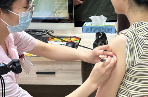Vắc xin HPV được tiêm vào vị trí nào trên cơ thể nữ giới?
