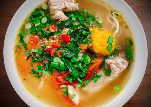 Canh chua sườn nấu với thanh trà.