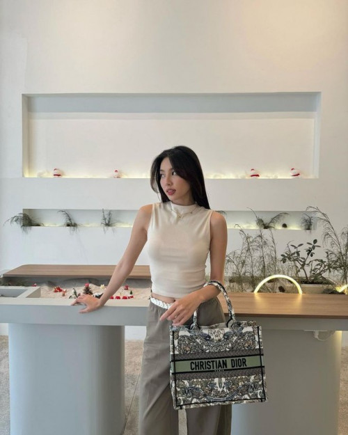 Cuộc tình này đúng là sai vì Dior lại xóa ảnh Thủy Tiên mất rồi!- Ảnh 7.