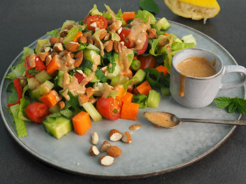 Hạt hạnh nhân thêm vào salad.