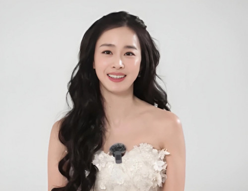 Kim Tae Hee ở tuổi 45 với làn da căng bóng