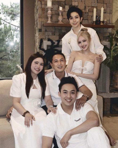 Gil Lê và Xoài Non ra mắt gia đình