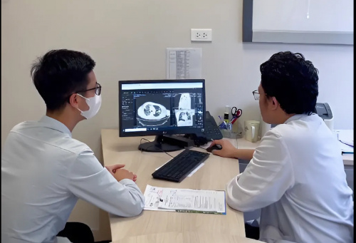 Bác sĩ Duy Anh tư vấn cho bệnh nhân.