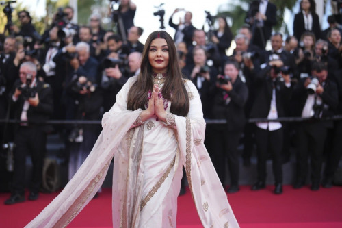 Hoa hậu đẹp nhất mọi thời đại trên thảm đỏ Cannes - Ảnh 1.