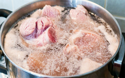 Nên chần xương bằng nước sôi hay nước lạnh?
