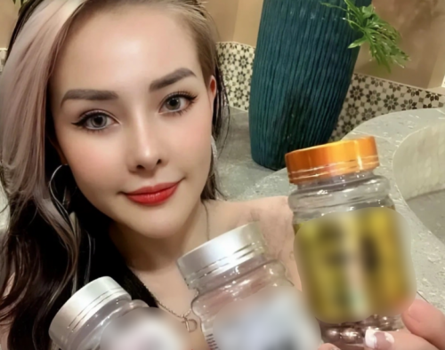 DJ Ngân 98 bị cấm diễn vì mặc phản cảm
