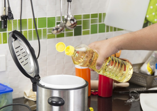 Dầu ăn đã mở nắp