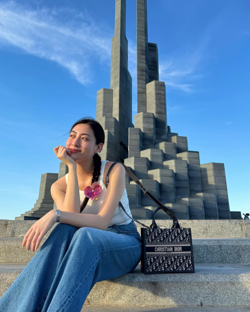 Lương Thùy Linh với phong cách jeans