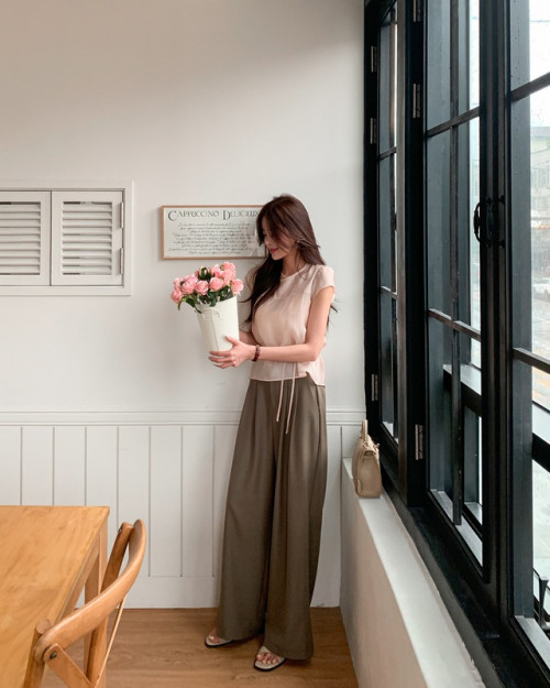 Quần dài màu trà sữa: Trẻ hơn quần đen, sang hơn quần trắng.