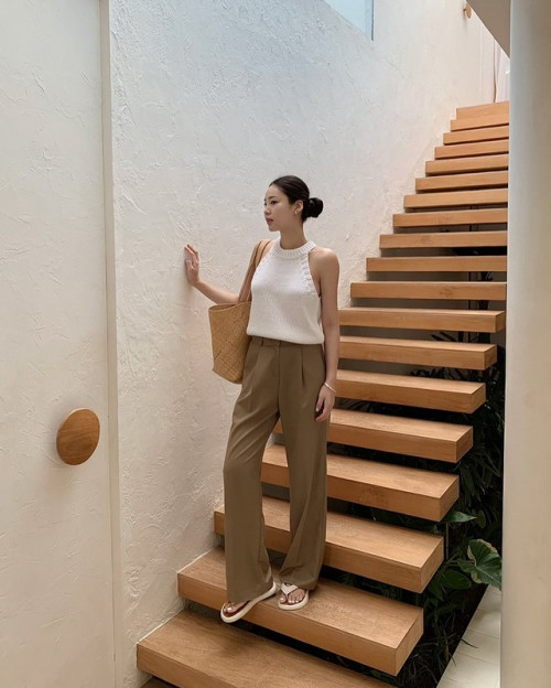 Quần dài màu trà sữa: Trẻ hơn quần đen, sang hơn quần trắng.