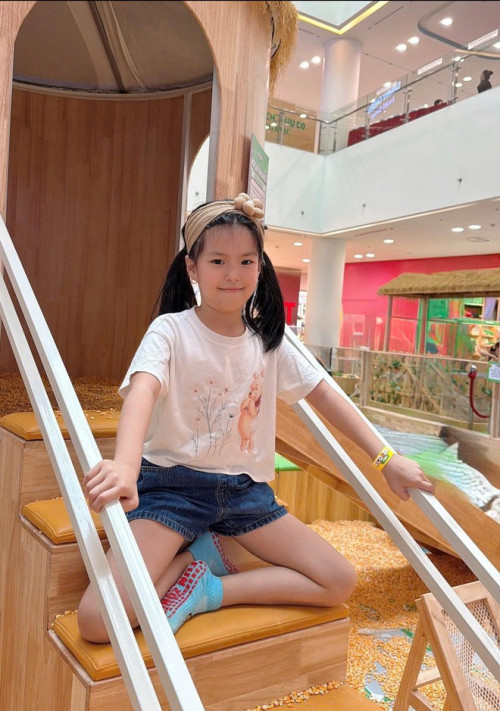 Bé Bông xinh xắn, hoạt bát