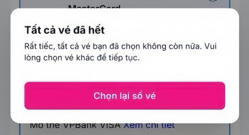 Nhiều người xếp hàng mà vẫn không có vé.