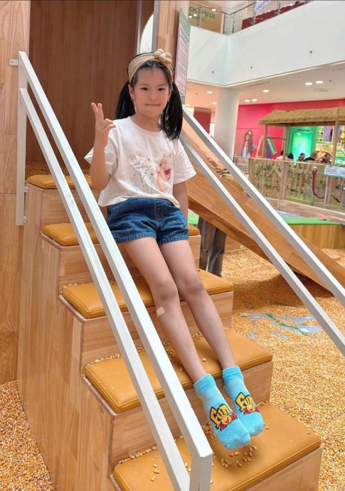 Bé Bông gây chú ý với đôi chân dài