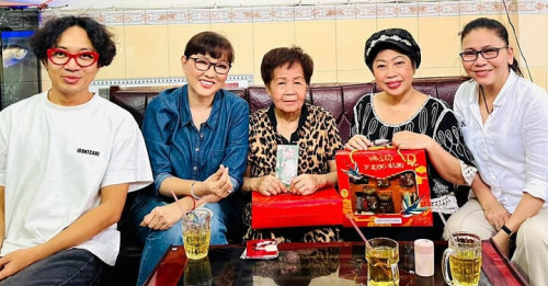 Nhóm 'Ngũ Long Du Ký' tới thăm nghệ sĩ Kiều Trúc Phương.