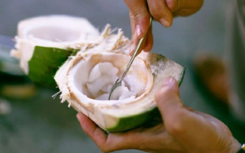 Nước dừa - "kem chống nắng" tự nhiên cho làn da.