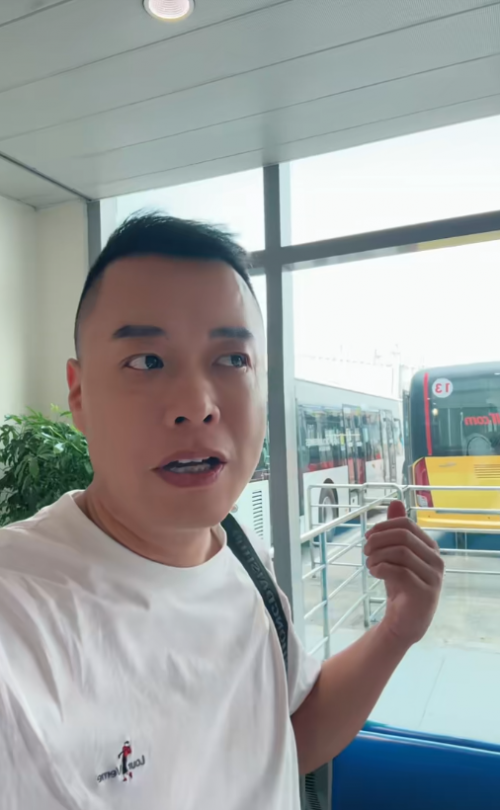Tôn Bằng tại sân bay