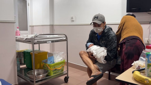 Diễn viên 52 tuổi chuẩn bị sinh con đầu lòng.