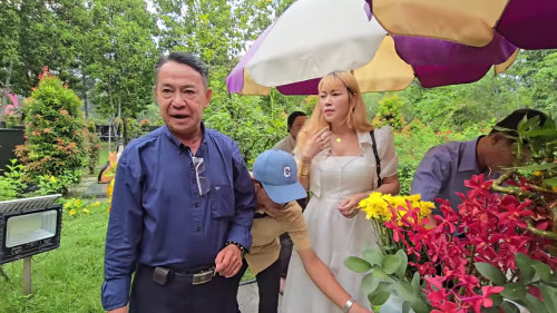 Nghệ sĩ Vương Ngọc thăm mộ Vũ Linh