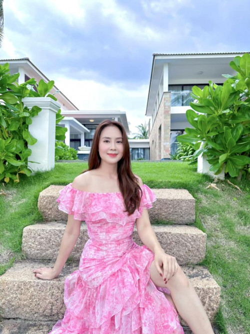 Nhan sắc mặn mà của Hồng Diễm