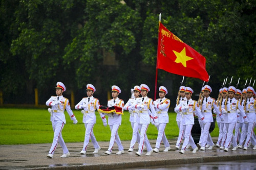Các chiến sĩ đứng nghiêm trang